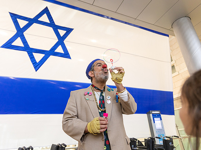 Знаменитый "больничный клоун" Душ навестил пациентов больницы "Адаса Эйн-Керем". Фоторепортаж