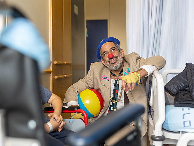 Знаменитый "больничный клоун" Душ навестил пациентов больницы "Адаса Эйн-Керем". Фоторепортаж