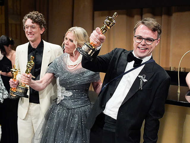 Слева направо: Дэвид Боренштейн, Хелле Фабер и Павел Таланкин, лауреаты премии за лучший документальный фильм «Мистер Никто против Путина»