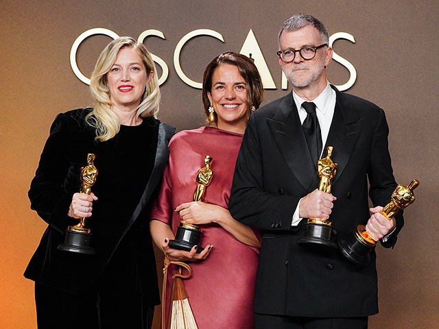 Слева направо: Сара Мерфи, Кармен Руис де Уидобро и Пол Томас Андерсон премии за лучший фильм «Битва за битвой»