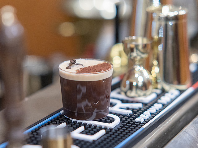 Девушка, подавшая кофе Нетаниягу в опубликованном в соцсетях видео, стала мировой звездой