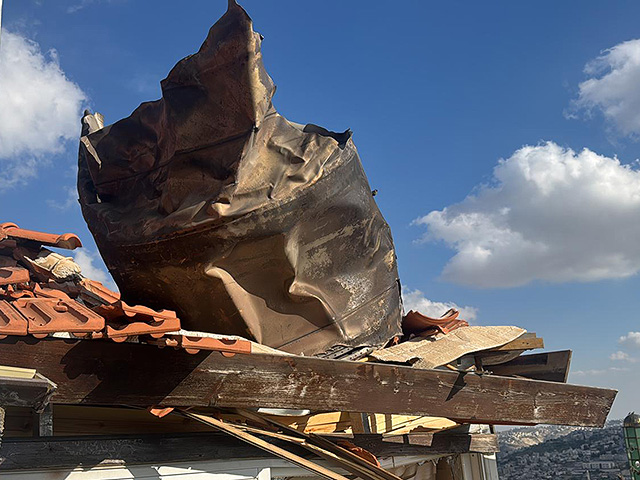 Спасательные службы опубликовали фотографии с места падения обломка иранской ракеты в Иерусалиме