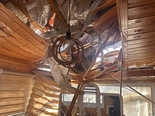 Спасательные службы опубликовали фотографии с места падения обломка иранской ракеты в Иерусалиме