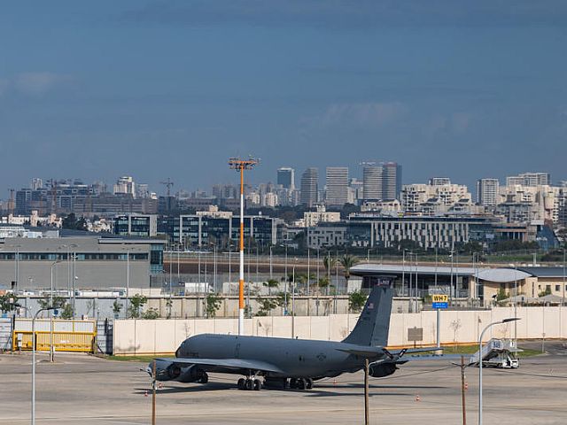 Американский самолет-заправщик KC-135 в "Бен-Гурионе" (иллюстрация)