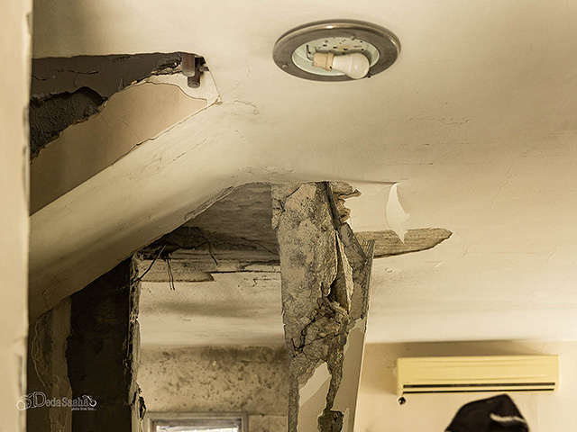 На месте падения ракеты в Ришон ле-Ционе. Фоторепортаж