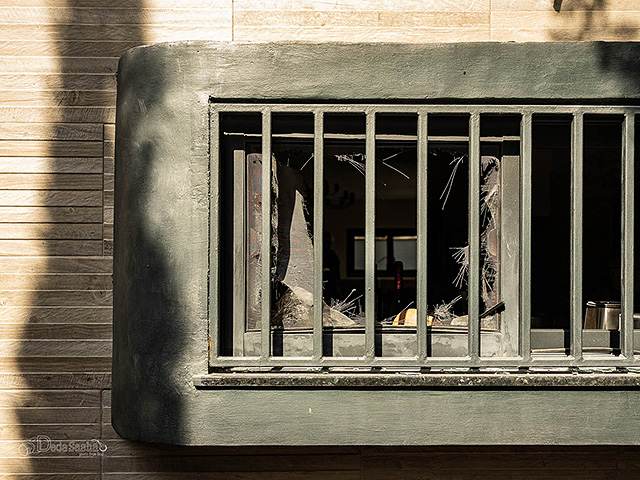 На месте падения ракеты в Ришон ле-Ционе. Фоторепортаж