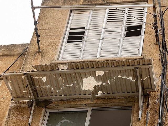 На месте падения ракеты в Ришон ле-Ционе. Фоторепортаж
