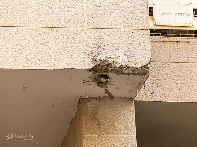 На месте падения ракеты в Ришон ле-Ционе. Фоторепортаж