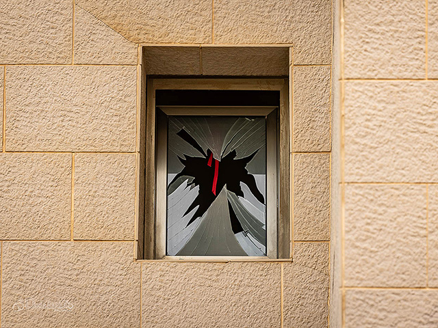 На месте падения ракеты в Ришон ле-Ционе. Фоторепортаж