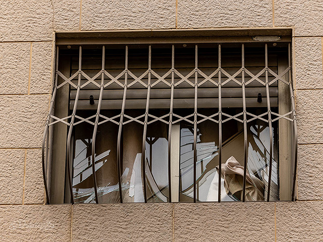 На месте падения ракеты в Ришон ле-Ционе. Фоторепортаж