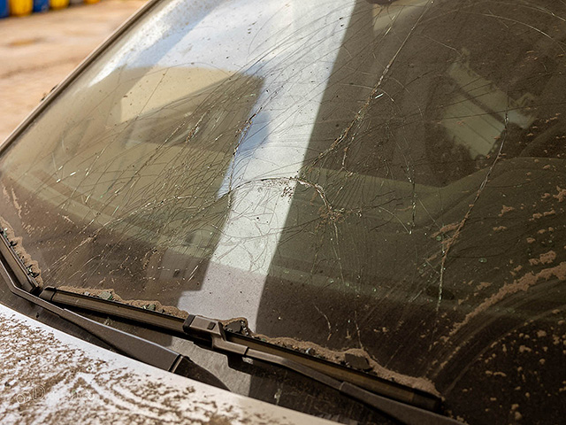 На месте падения ракеты в Ришон ле-Ционе. Фоторепортаж