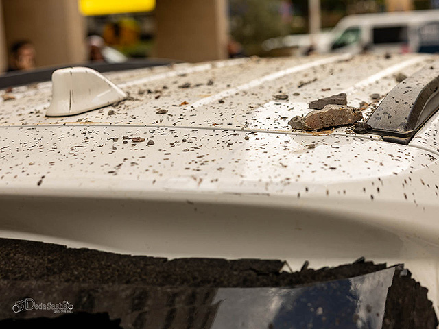 На месте падения ракеты в Ришон ле-Ционе. Фоторепортаж