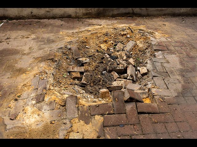 На месте падения ракеты в Ришон ле-Ционе. Фоторепортаж