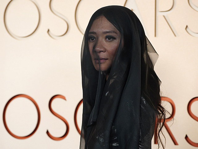 Хлоя Чжао запустила благотворительный аукцион в поддержку украинских зооволонтеров