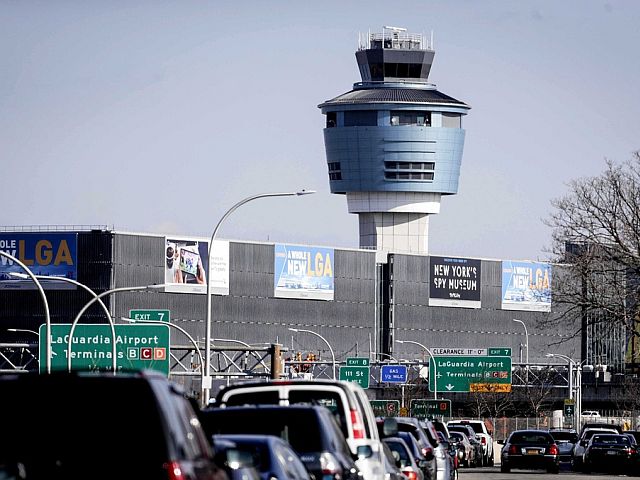 Самолет Air Canada Express столкнулся со служебной машиной в аэропорту Ла-Гуардия
