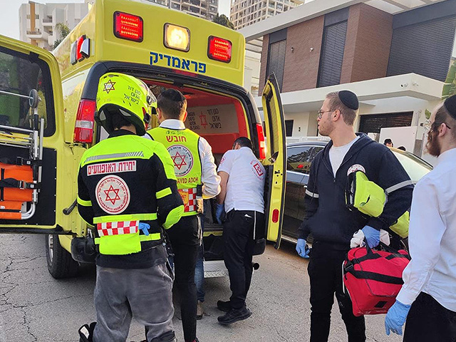 В Нетании рабочий упал с высоты пяти метров, его состояние тяжелое