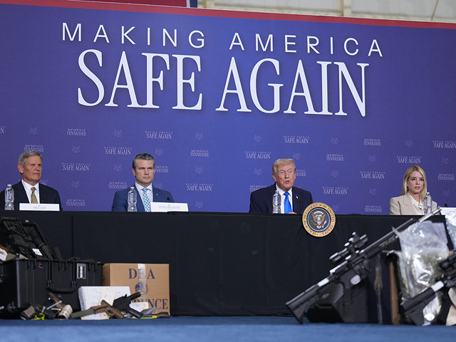 Трамп: "Переговоры с Ираном проходят прекрасно, Ормузский пролив мы будем контролировать сообща"