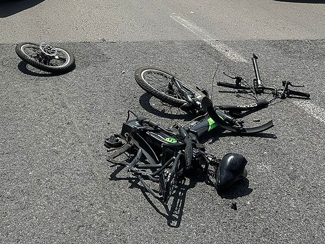 В Ришон ле-Ционе автомобиль сбил мужчину на электровелосипеде, он в тяжелом состоянии