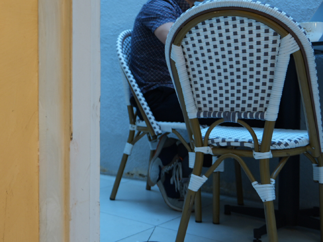 В Иране власти закрыли сеть кафе, увидев в дизайне стаканчиков намек на гибель Хаменеи