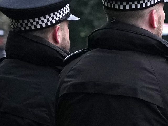 В Англии автомобиль врезался в группу людей, множество пострадавших