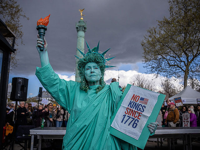 "Нет королям!": в США прошли манифестации против Трампа и войны в Иране. Фоторепортаж