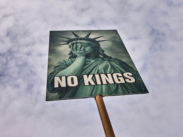 "Нет королям!": в США прошли манифестации против Трампа и войны в Иране. Фоторепортаж