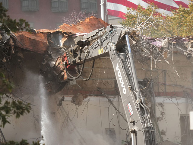 In the United States, a court has stopped work on the construction of President Trump’s ballroom at the White House.