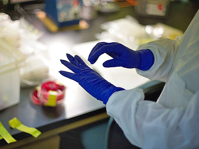 Использование лабораторных перчаток учеными приводит к завышенной оценке количества микропластика