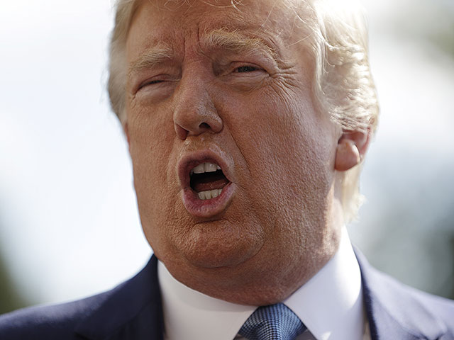 Трамп о Макроне: "Жена с ним плохо обращается, он еще не пришел в себя после удара в челюсть"