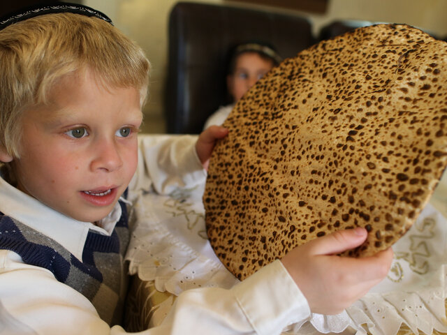 Раввин Авраам Йосеф раскритиковал обычай похищать афикоман