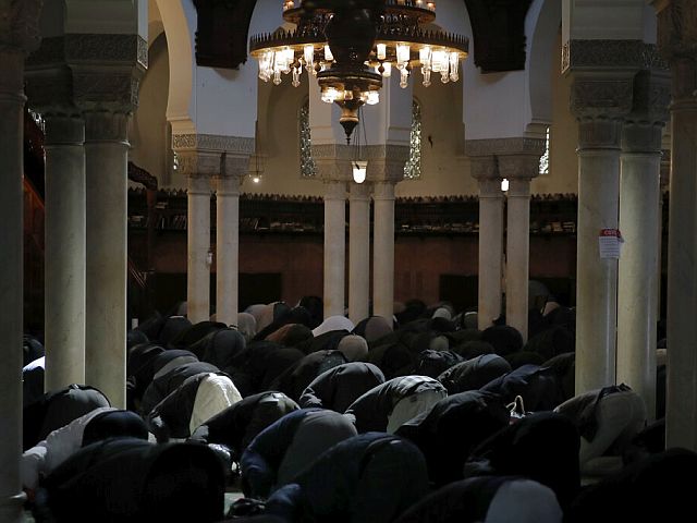 Во Франции запретили ежегодный съезд мусульман под Парижем, сославшись на угрозу теракта