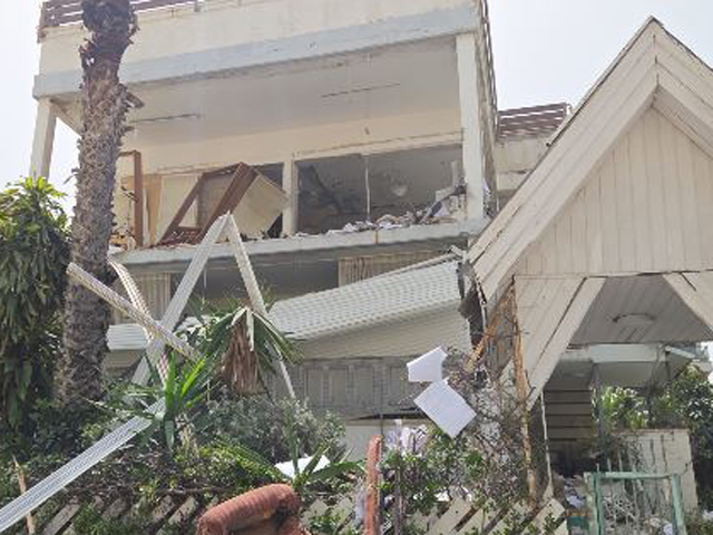 В результате обстрела центра Израиля в Бней-Браке разрушено здание