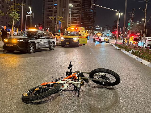 В Холоне автомобиль сбил юношу на электровелосипеде, пострадавший в тяжелом состоянии
