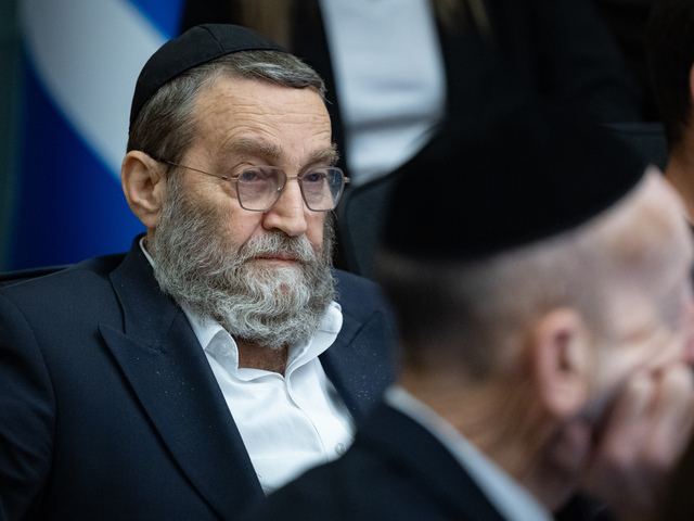 "Чудо в доме Моше Гафни": пользователи соцсетей реагируют на отверстие в жалюзи