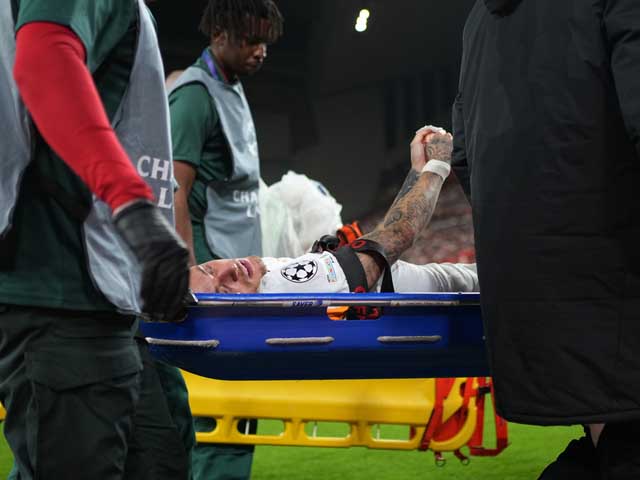 Лига чемпионов. Футболист "Галатасарая" получил тяжелую травму, врезавшись в рекламный щит