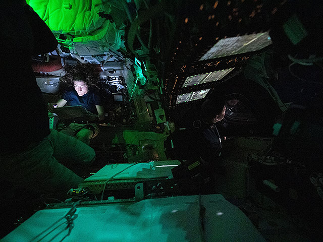 Половина пути позади: фоторепортаж о первой за полвека пилотируемой миссии к Луне