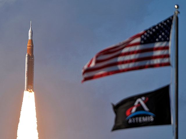 Половина пути позади: фоторепортаж о первой за полвека пилотируемой миссии к Луне