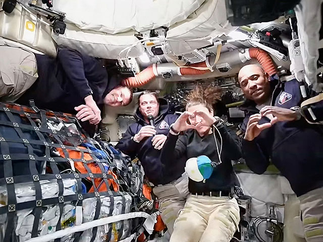 Половина пути позади: фоторепортаж о первой за полвека пилотируемой миссии к Луне