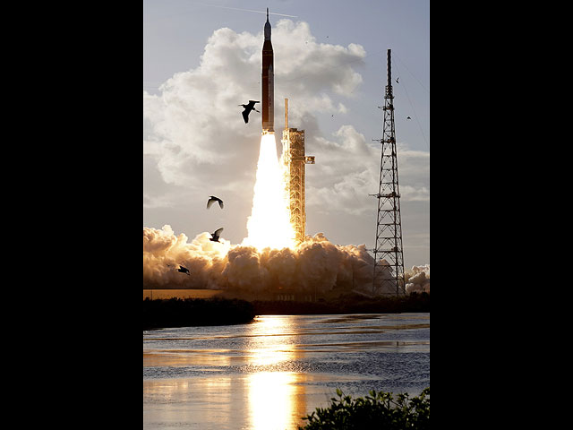 Половина пути позади: фоторепортаж о первой за полвека пилотируемой миссии к Луне