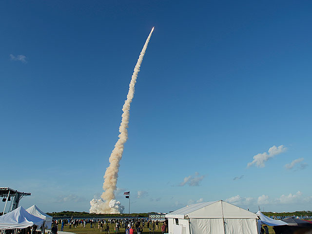 Половина пути позади: фоторепортаж о первой за полвека пилотируемой миссии к Луне