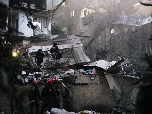 В Хайфе из-под завалов извлечены тела двух человек, поиски еще двоих продолжаются