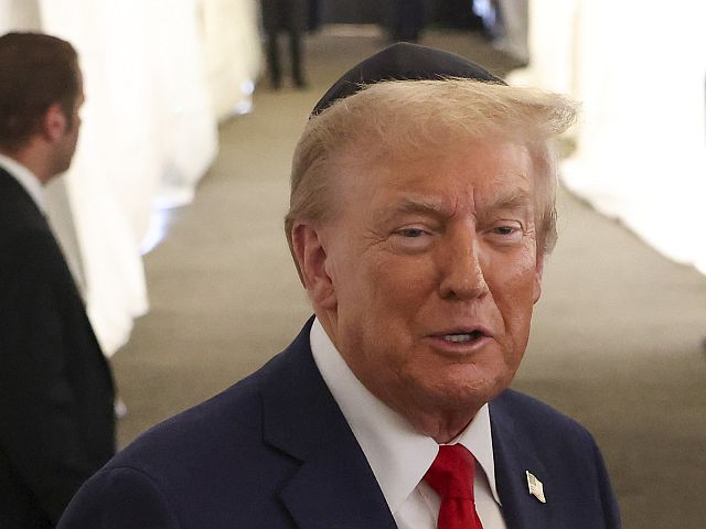 Трамп провел в Белом доме встречу с лидерами еврейской общины по случаю Песаха
