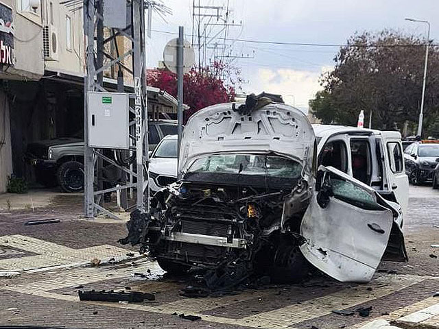 Взрыв машины в Тире: пожарные извлекли из автомобиля мужчину в тяжелом состоянии