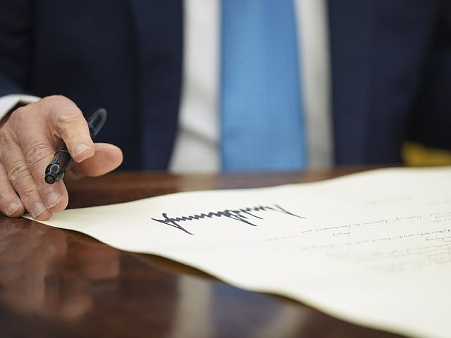 Белый дом вводит спецпошлину для стран, поставляющих оружие Ирану