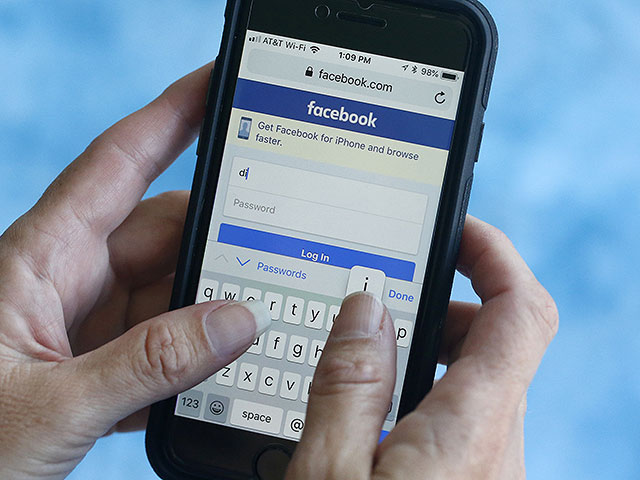 Бывший сотрудник Meta обвиняется в скачивании 30 000 личных фотографий из Facebook