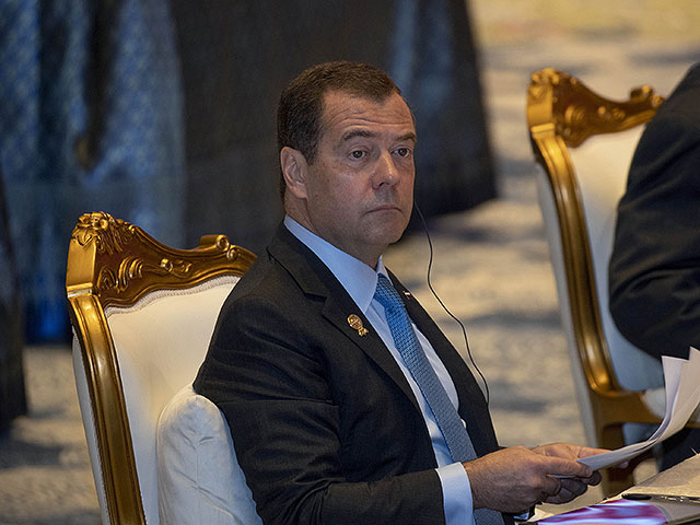 Медведев стал главным редактором школьных учебников по обществознанию