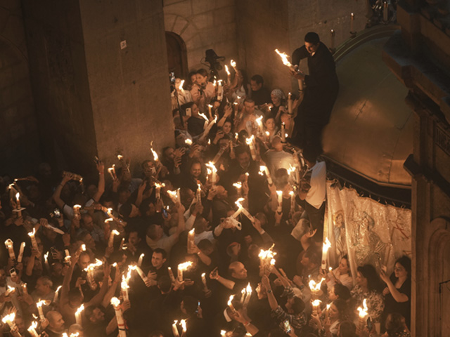 В храме Гроба Господня в Иерусалиме прошла церемония освящения Благодатного огня