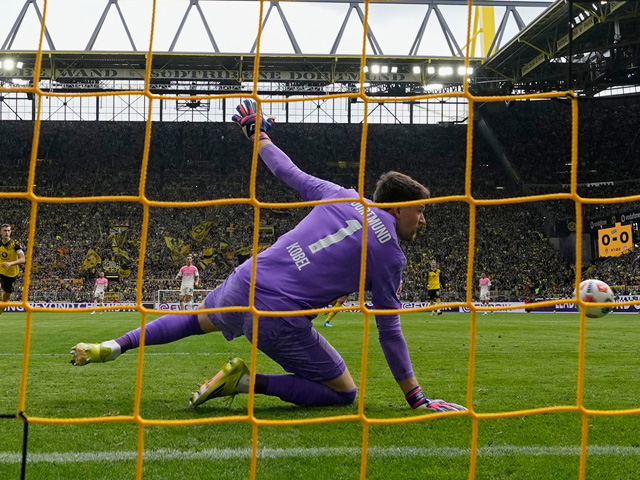 В битве гигантов победил "Байер". Результаты матчей Бундеслиги