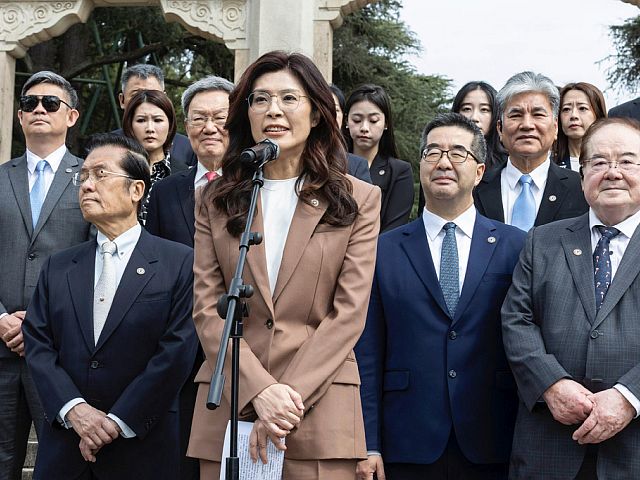 Во время визита в Пекин главы тайваньской оппозиционной партии Гоминьдан Чэн Ли-вэнь