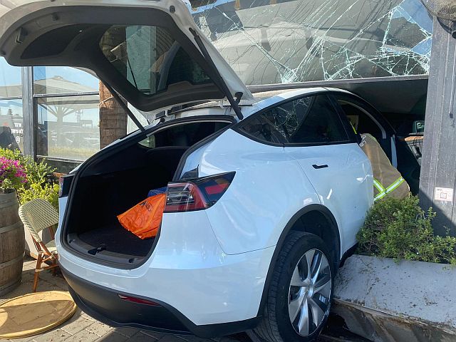 Въехала на "Тесле" в кафе и убила посетителя: предъявлены обвинения водительнице